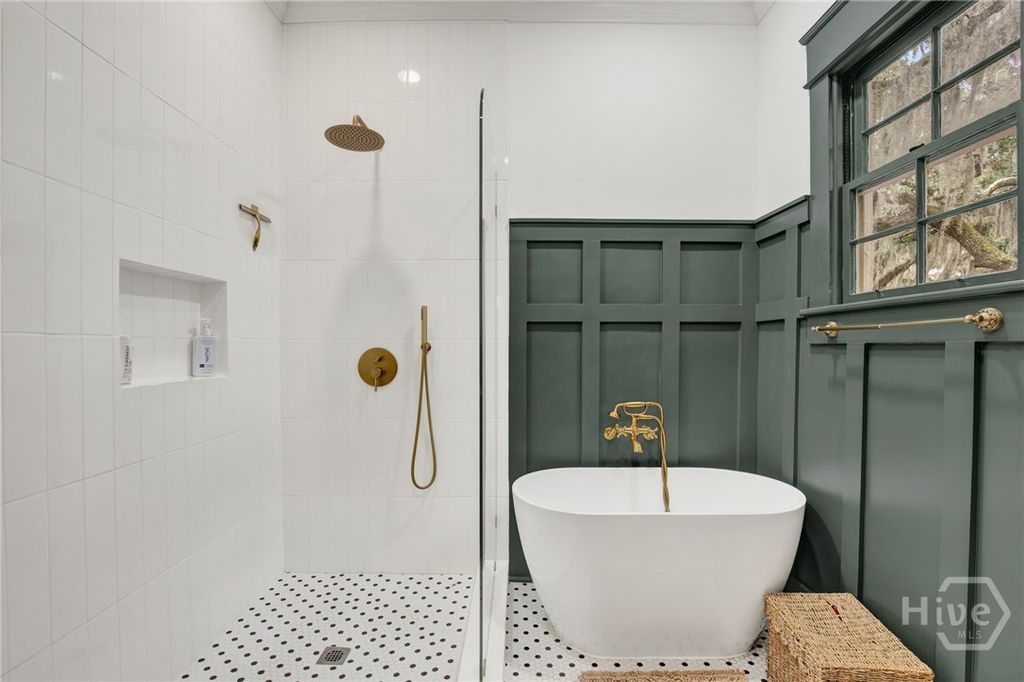 Image 14 of property listing at 310 Washington Avenue, Savannah, GA 31405