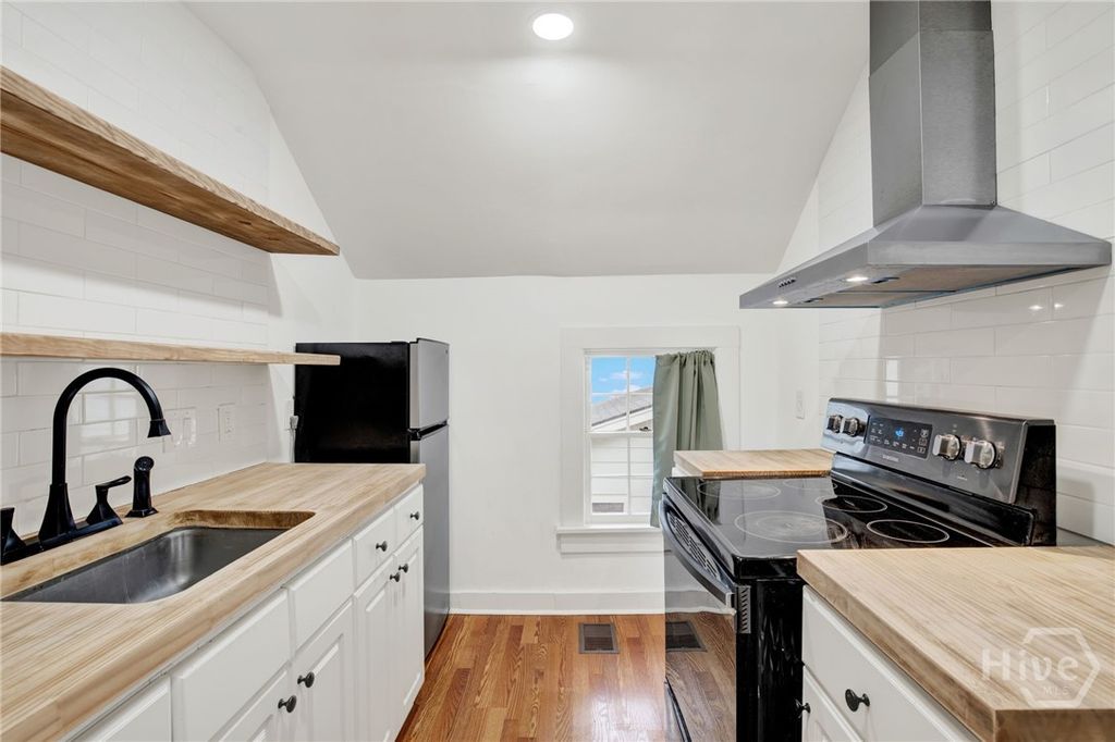 Image 27 of property listing at 310 Washington Avenue, Savannah, GA 31405