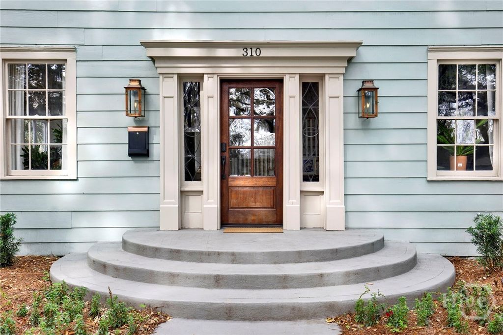 Image 4 of property listing at 310 Washington Avenue, Savannah, GA 31405
