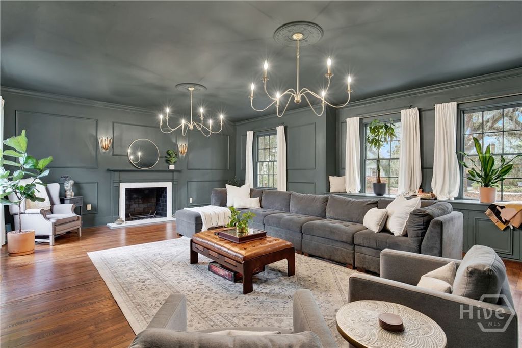 Image 6 of property listing at 310 Washington Avenue, Savannah, GA 31405