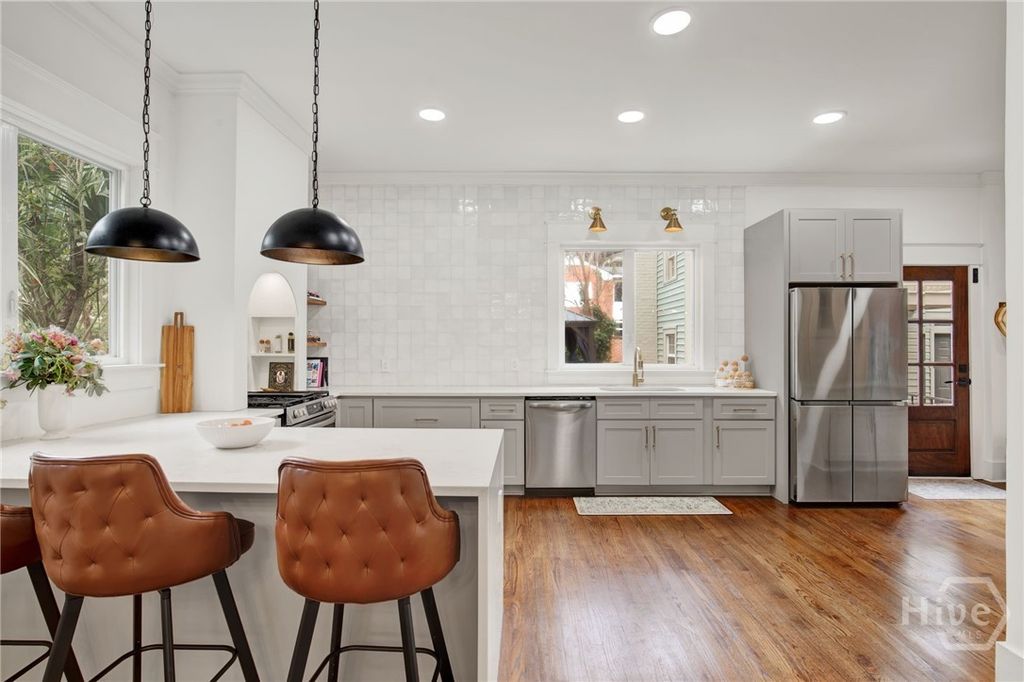 Image 8 of property listing at 310 Washington Avenue, Savannah, GA 31405