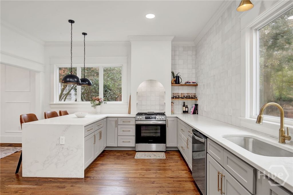 Image 9 of property listing at 310 Washington Avenue, Savannah, GA 31405