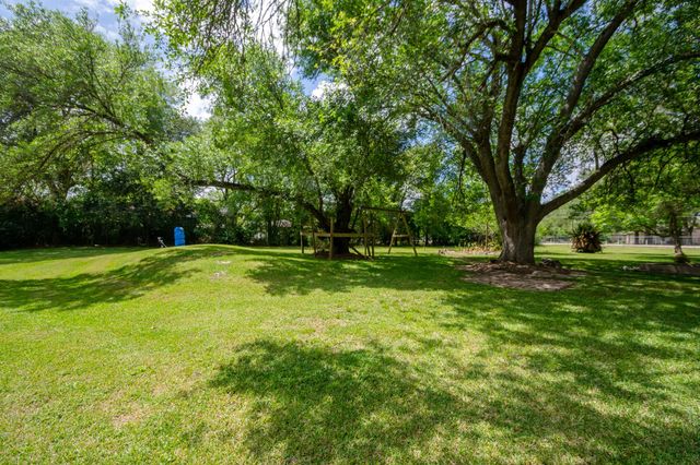 6811 Cemetary Road, Manvel, TX 77578