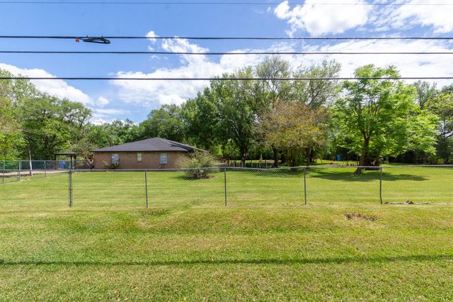 6811 Cemetary Road, Manvel, TX 77578
