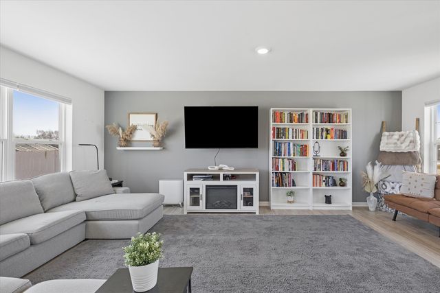 602 Apple Valley Road, Harvard, IL 60033