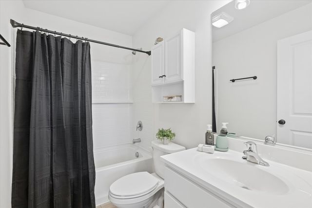 602 Apple Valley Road, Harvard, IL 60033