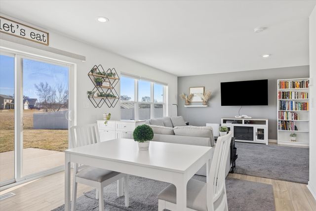 602 Apple Valley Road, Harvard, IL 60033