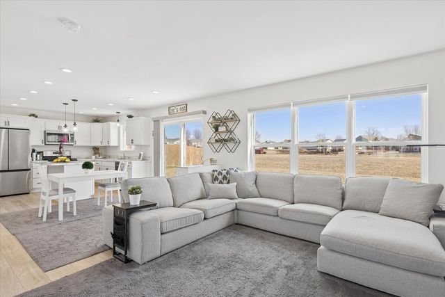 602 Apple Valley Road, Harvard, IL 60033