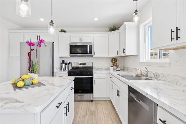 602 Apple Valley Road, Harvard, IL 60033