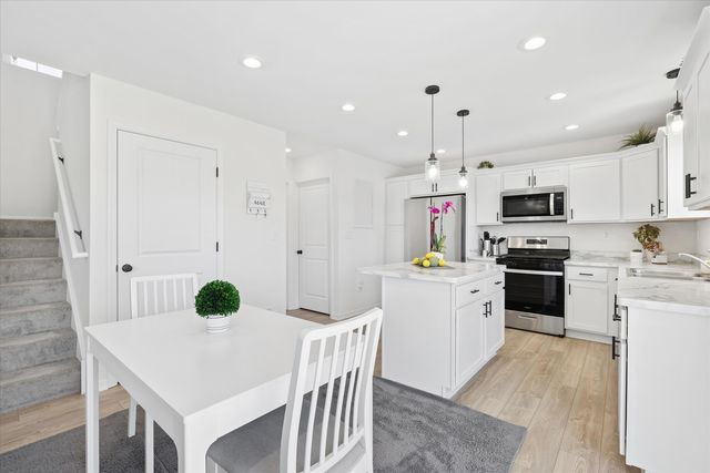 602 Apple Valley Road, Harvard, IL 60033