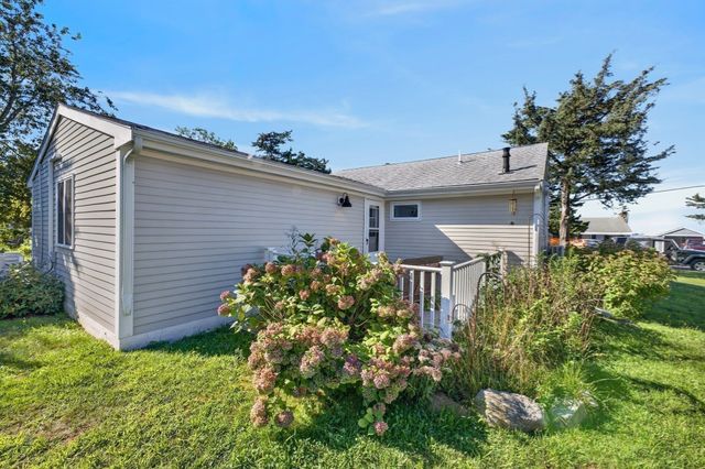 27 Alder St, Fairhaven, MA 02719