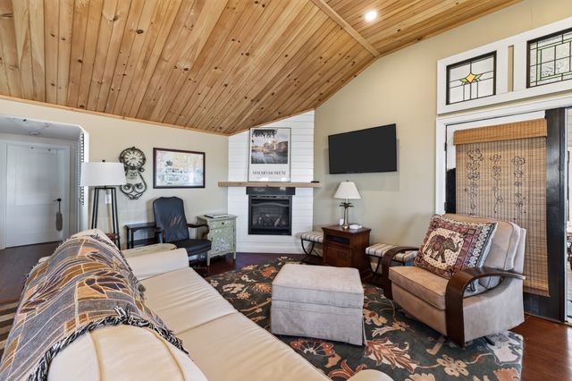 27 Alder St, Fairhaven, MA 02719