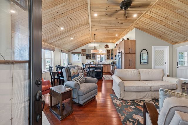 27 Alder St, Fairhaven, MA 02719