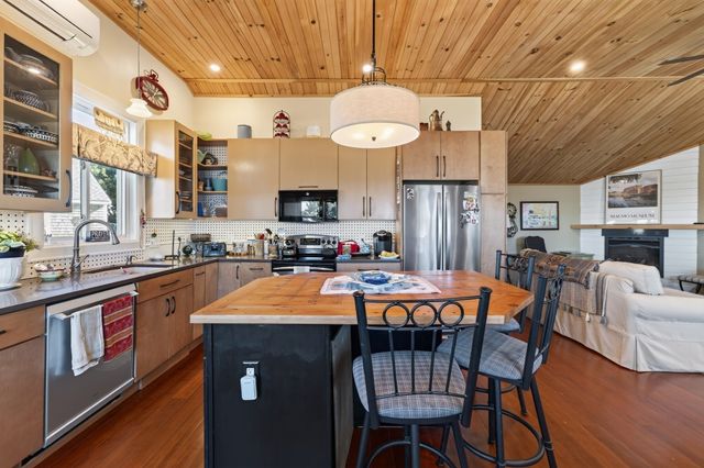 27 Alder St, Fairhaven, MA 02719