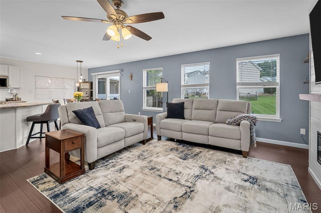 1842 Sterling Oaks Drive, St Peters, MO 63376