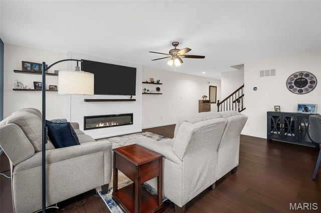 1842 Sterling Oaks Drive, St Peters, MO 63376
