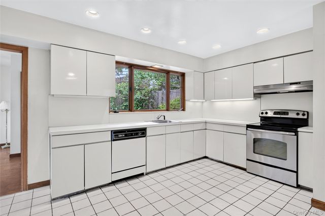 31 Orchard Farm Road, Port Washington, NY 11050