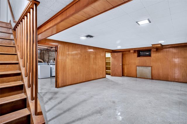 31 Orchard Farm Road, Port Washington, NY 11050
