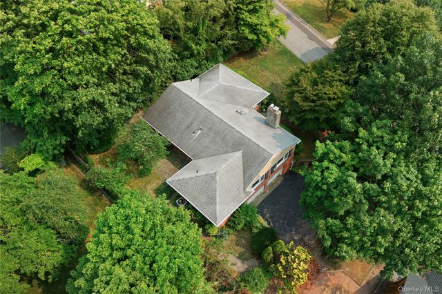 31 Orchard Farm Road, Port Washington, NY 11050