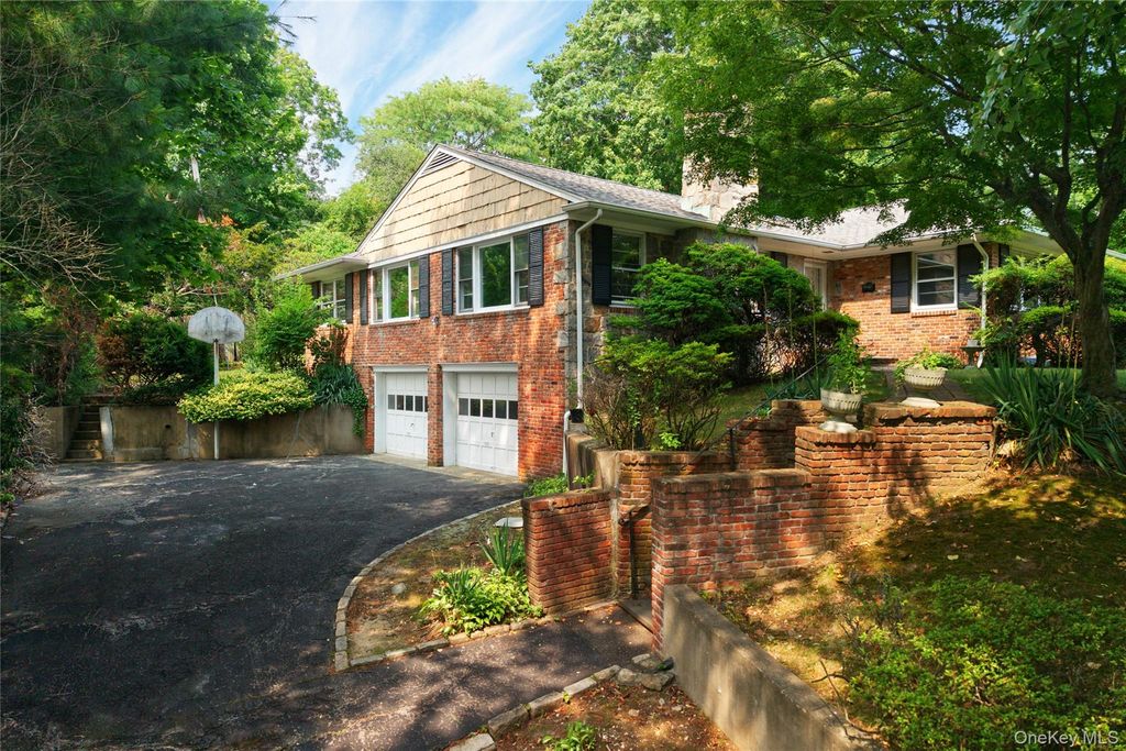 31 Orchard Farm Road, Port Washington, NY 11050