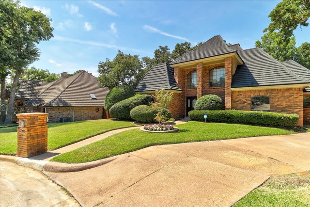 5901 Derek Street, Arlington, TX 76016