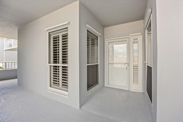 1903 Bay Road 206, Vero Beach, FL 32963