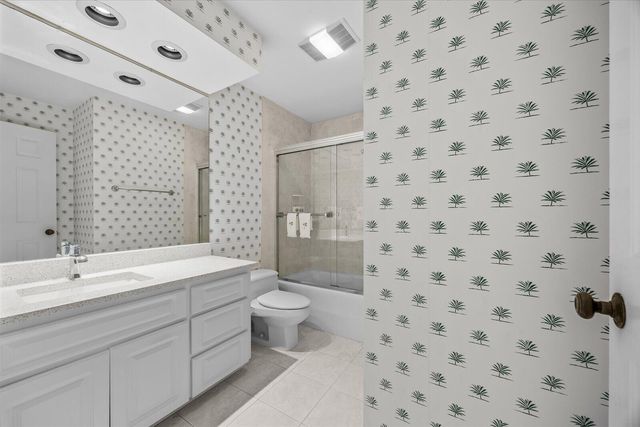 1903 Bay Road 206, Vero Beach, FL 32963