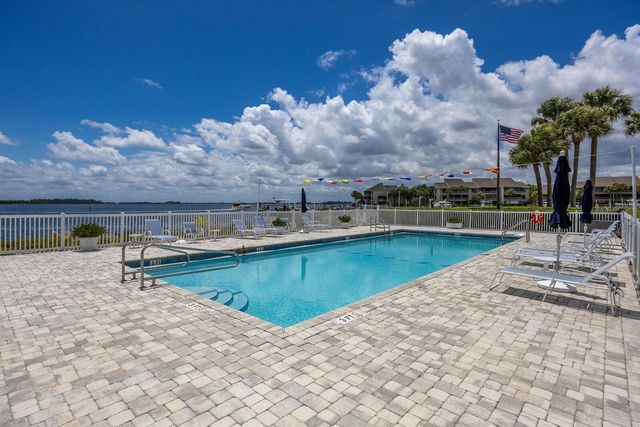 1903 Bay Road 206, Vero Beach, FL 32963