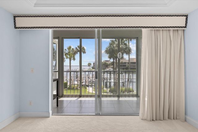 1903 Bay Road 206, Vero Beach, FL 32963