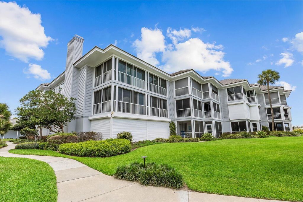1903 Bay Road 206, Vero Beach, FL 32963
