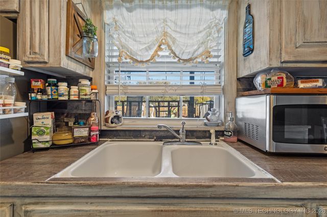 300 S 1st Street, Dougherty, OK 73032