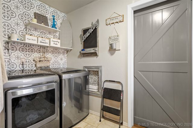 300 S 1st Street, Dougherty, OK 73032