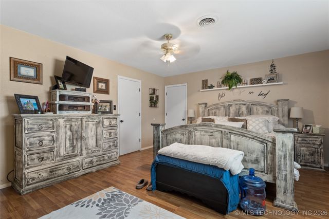 300 S 1st Street, Dougherty, OK 73032