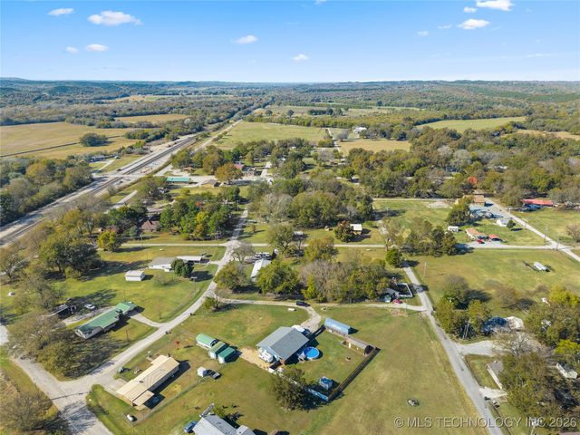 300 S 1st Street, Dougherty, OK 73032