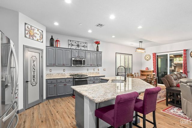 10010 Besancon Way, Bakersfield, CA 93306