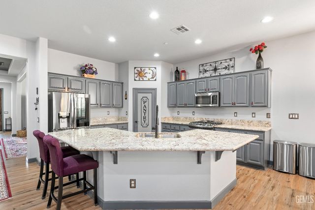 10010 Besancon Way, Bakersfield, CA 93306
