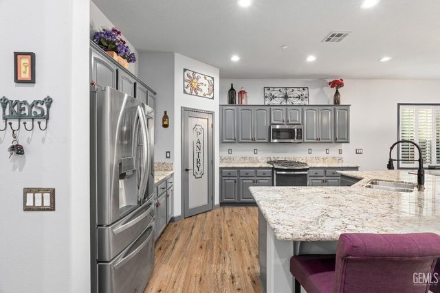 10010 Besancon Way, Bakersfield, CA 93306