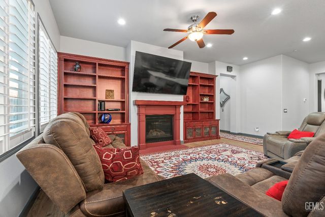 10010 Besancon Way, Bakersfield, CA 93306