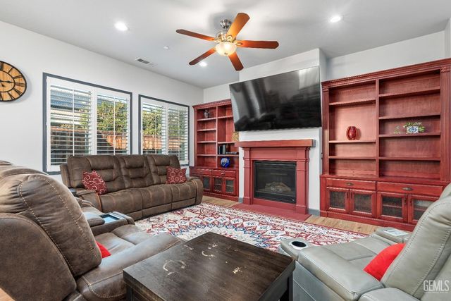 10010 Besancon Way, Bakersfield, CA 93306