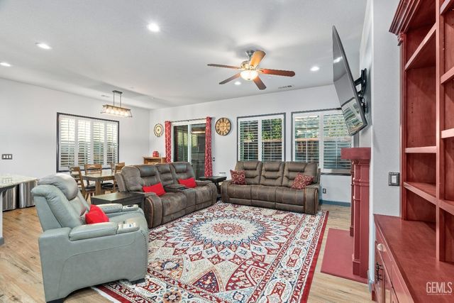 10010 Besancon Way, Bakersfield, CA 93306