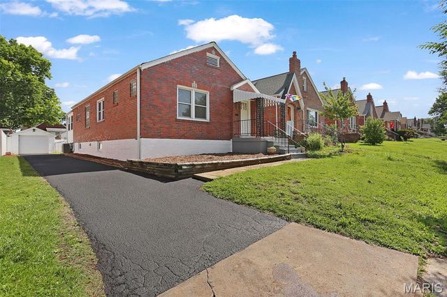 5681 Pernod Avenue, St Louis, MO 63139