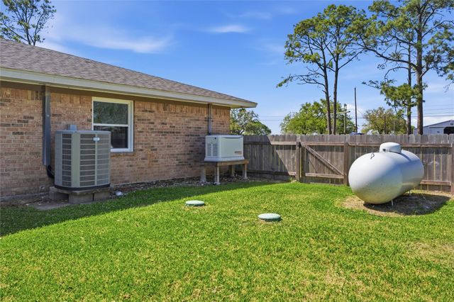 4215 County Road 182, Alvin, TX 77511