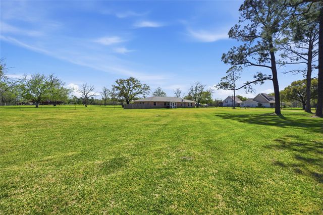 4215 County Road 182, Alvin, TX 77511