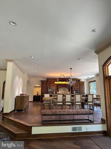 10900 WOODLEAF LN, Great Falls, VA 22066