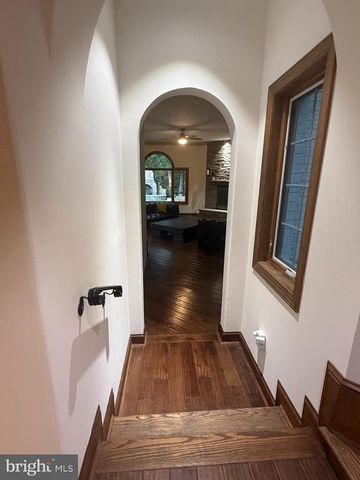 10900 WOODLEAF LN, Great Falls, VA 22066