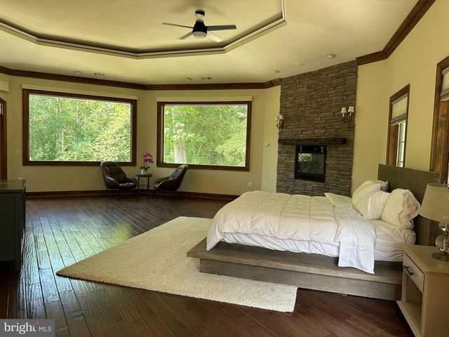 10900 WOODLEAF LN, Great Falls, VA 22066