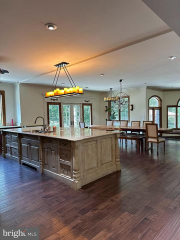 10900 WOODLEAF LN, Great Falls, VA 22066