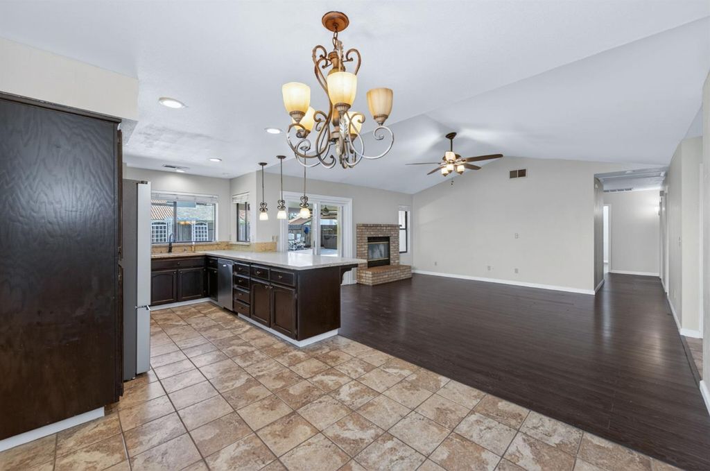 Image 12 of property listing at 2560 Purvis Avenue, Clovis, CA 93611