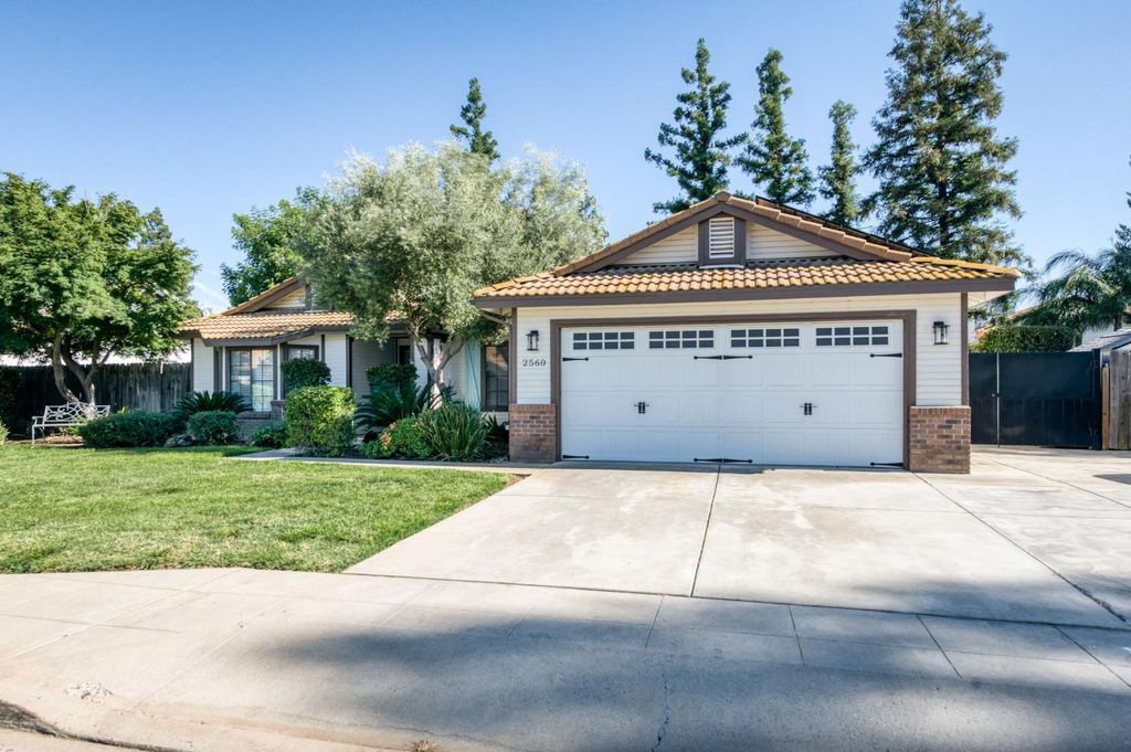 Image 2 of property listing at 2560 Purvis Avenue, Clovis, CA 93611