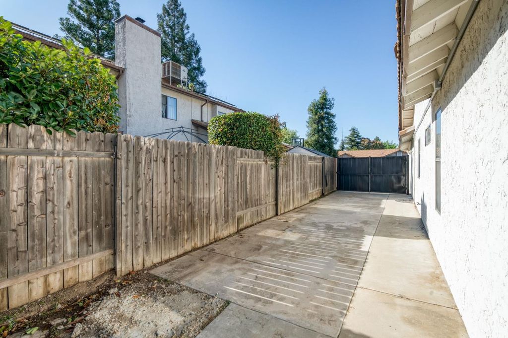 Image 43 of property listing at 2560 Purvis Avenue, Clovis, CA 93611